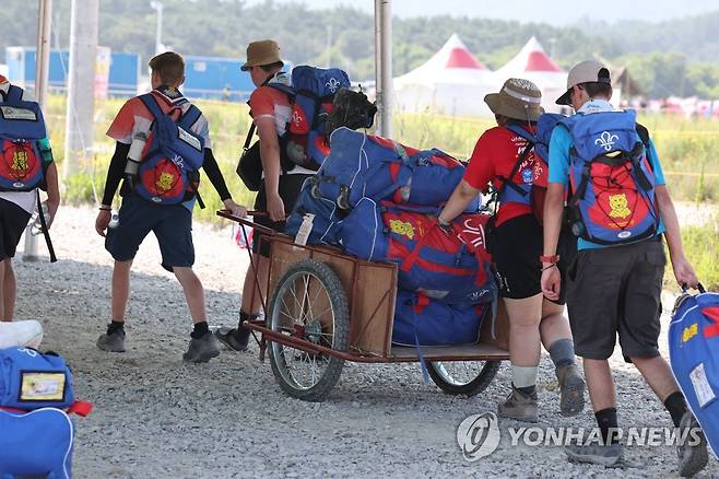 짐 옮기는 영국 대원들 (부안=연합뉴스) 나보배 기자 = 6일 2023 새만금 세계스카우트잼버리 야영장에서 조기 철수를 선언한 영국 대원과 지도자들이 짐을 옮기고 있다. 2023.8.6 warm@yna.co.kr