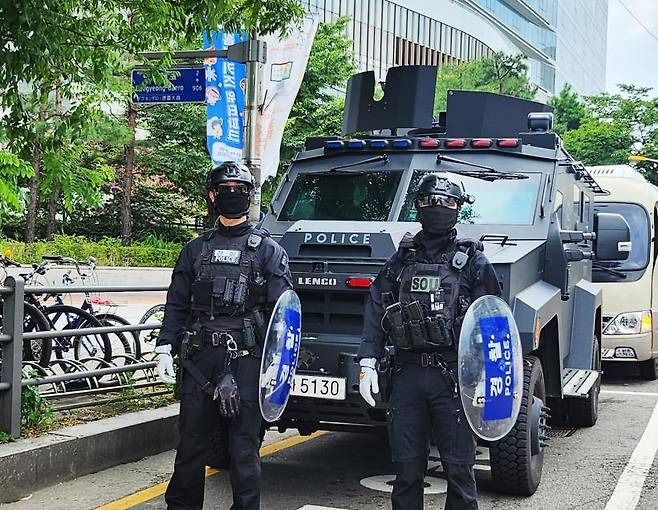 수원역에 투입된 경찰특공대와 장갑차 [경기남부경찰청 제공. 재판매 및 DB 금지]