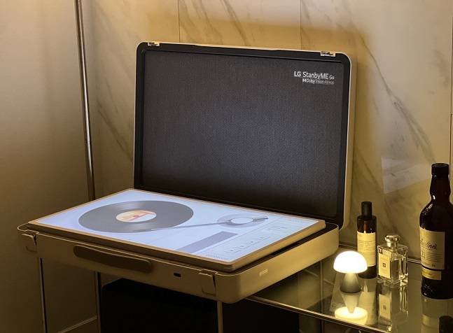 LG전자 스탠바이미 고에서 디지털 턴테이블 테마를 설정한 모습./사진=백유진 기자 byj@