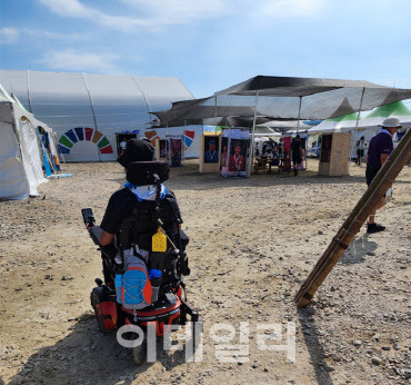 영국 출신 스카우트 대원 파쓰(16)군은 지난 5일 오전 9시께 자국 스카우트의 철수를 앞두고 전북 부안의 잼버리 델타 구역을 마지막으로 둘러보고 있다.(사진=황병서 기자)