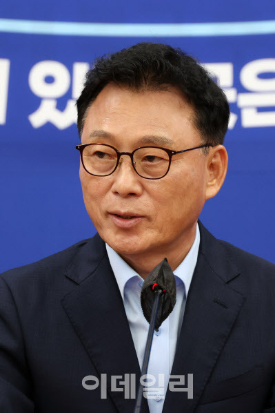 [이데일리 방인권 기자] 박광온 더불어민주당 원내대표가 8일 서울 여의도 국회 원내대표회의실에서 열린 취임 100일 기념 기자간담회에서 발언을 하고 있다.