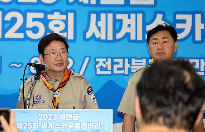 박보균 문화체육관광부 장관(왼쪽)과 김관영 전북도지사(오른쪽)는 지난 6일 K팝 콘서트를 전주월드컵경기장에서 개최한다고 밝혔다. 사진=연합뉴스