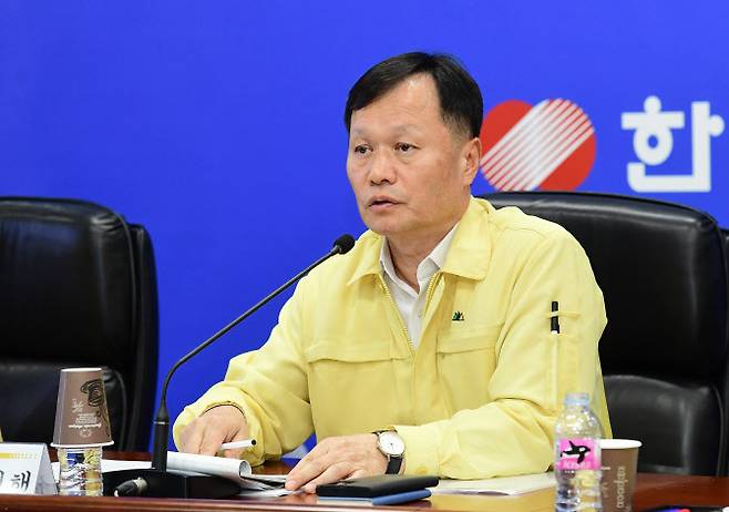 이정복 한국전력공사 사장직무대행이 7일 전남 나주 본사에서 전국 15개 지역본부장 긴급 화상회의에서 태풍 ‘카눈’ 상륙을 전후한 기간 전력 안정 수급 및 피해 복구대책을 논의하고 있다. (사진=한전)