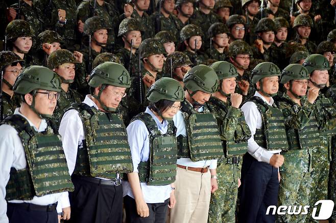 차이잉원 대만 총통이 11일 (현지시간) 타오위안에 있는 군 기지를 방문해 예비군들과 포즈를 취하고 있다. 2023.05.12ⓒ 로이터=뉴스1 ⓒ News1 우동명 기자