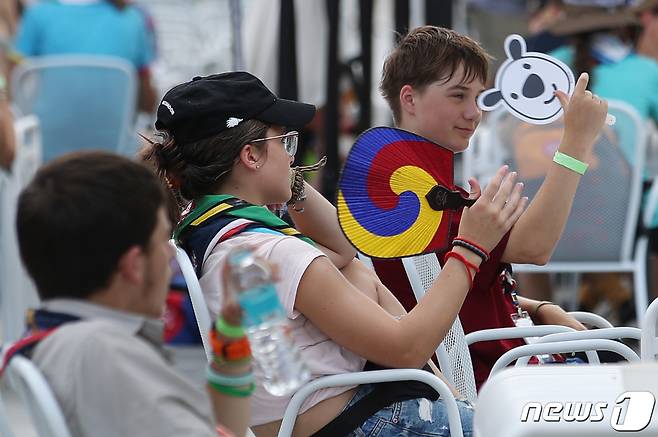 7일 서울 종로구 광화문광장에 마련된 서울썸머비치 축제 행사장에서 영국 잼버리 대원들이 휴식을 취하고 있다. 서울시는 '광화문광장 서울썸머비치' 폐장일을 15일로 연장하고 물놀이장을 추가로 설치해 잼버리 대회 기간 중과 종료 후애도 대원들이 참여할 수 있도록 한다고 밝혔다. 2023.8.7/뉴스1 ⓒ News1 김민지 기자