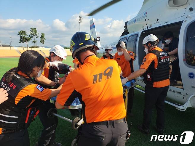 7일 오후 제주시의 한 공사장에서 추락사고를 당한 A씨가 닥터헬기로 옮겨지고 있다.(제주동부소방서 제공)