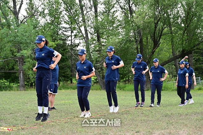 20시간 비행 직후 짐만 푼 채 훈련을 한 여자야구 대표팀. 선더베이(캐나다) | 황혜정기자. et16@sportsseoul.com