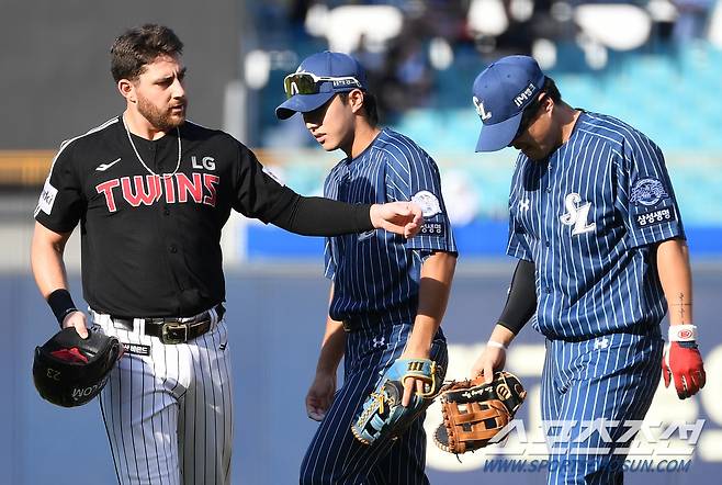 수비 과정에서 미끄러진 뒤 허벅지 통증을 호소하는 삼성 류지혁에게 다가간 LG 오스틴 '부상 조심해'