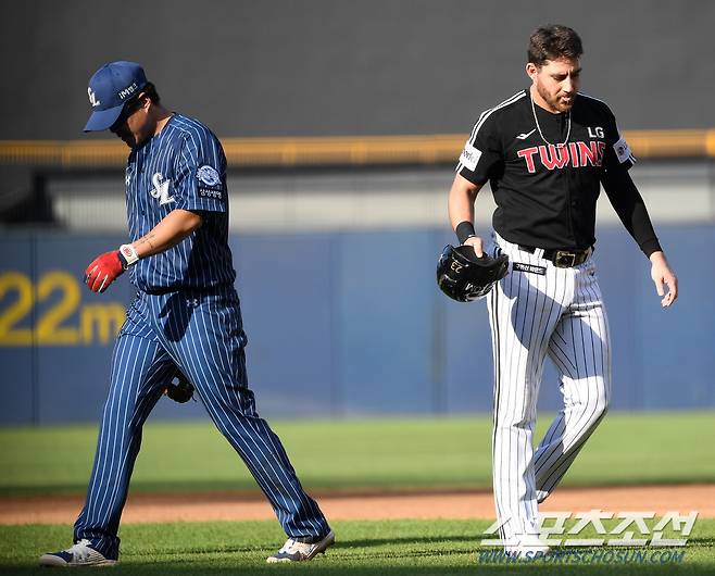 입고 있는 유니폼은 다르지만 서로를 걱정하는 진심은 똑같았다.