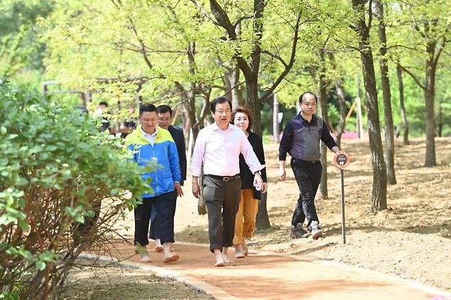 이현재 하남시장이 4월21일 풍산근린3호공원(하남시 덕풍동 739번지)에 조성된 ‘하남시 1호’ 황토 산책길'을 걷고 있다. [사진제공=하남시]