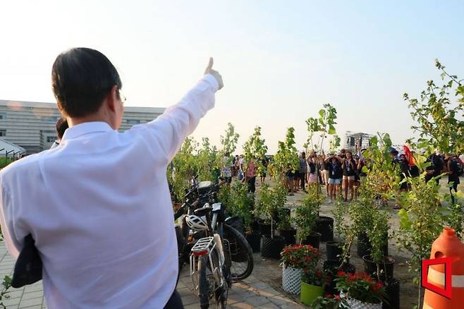 한덕수 국무총리가 6일 전북 새만금 잼버리 영지에서 각국 대원들 및 국제운영요원 등과 대화를 나누고 있다.  [총리실제공]