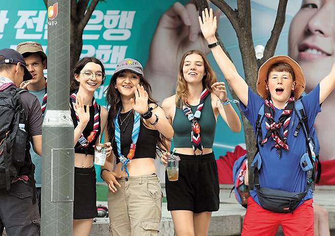야영지 떠난 영국 대원들은 명동 나들이 - 세계 스카우트 잼버리 대회 현장에서 조기 퇴영한 영국 스카우트 대원들이 6일 오후 서울 명동을 지나다가 손을 흔들어 인사하고 있다. 영국은 잼버리 참가국 중 가장 많은 4400여 명이 참가했으나 폭염 등을 피해 지난 5일부터 순차적으로 새만금 야영지를 떠나 서울의 여러 호텔에 나뉘어 머물고 있다. /남강호 기자