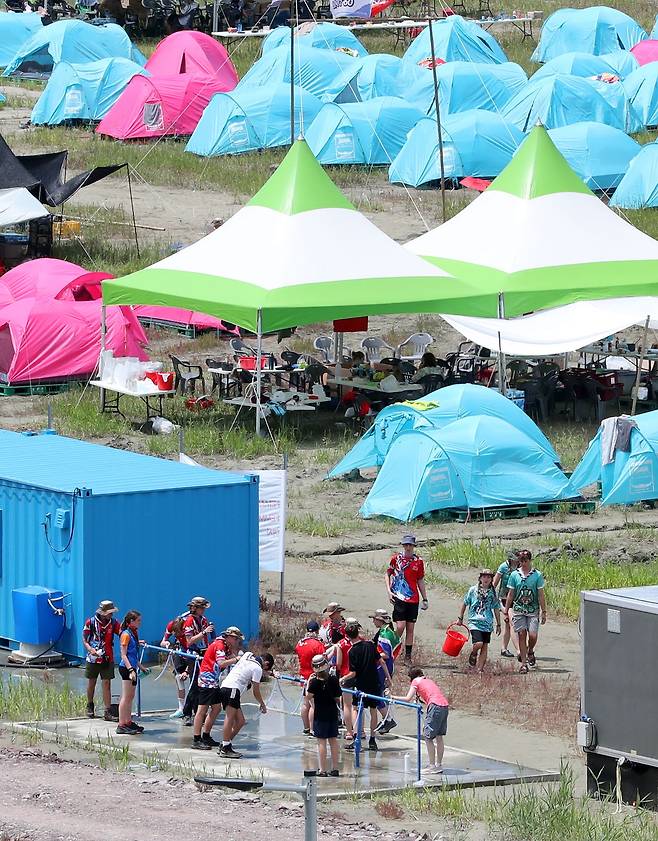 8월 3일 새만금 세계스카우트잼버리대회장 수돗가에서 더위에 지친 대원들이 수돗물로 더위를 식히고 있다.연일 폭염이 계속되는 가운데 온열환자가 속출하고 있다. /김영근 기자