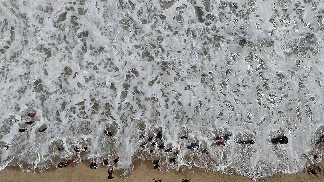 하늘에서 본 해운대해수욕장. 휴가지를 찾은 피서객들이 바다에 들어가지 못해 해변에서 발만 담그며 아쉬워하고 있다. /남강호 기자