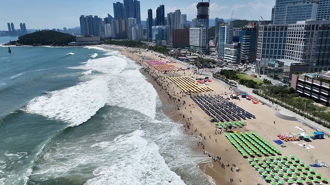 피서 절정기인 2023년 8월 5일 부산 해운대해수욕장에 이안류와 너울성 파도로 인해 입수가 통제되고 있다. /남강호 기자