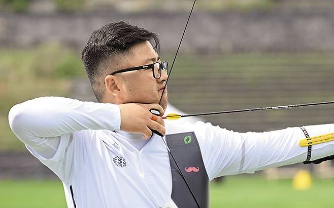 김우진이 지난 2일 세계선수권 혼성 단체전에서 활시위를 당기고 있다. /AFP 연합뉴스