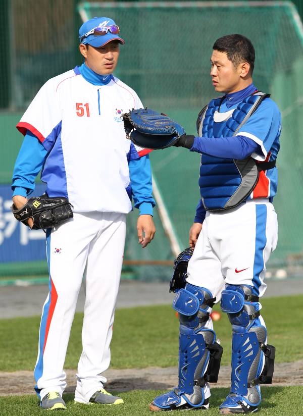 지난 2010년 광저우아시안게임 국가대표팀 훈련에서 투수 봉중근과 얘기를 나누고 있는 박경완. IS포토