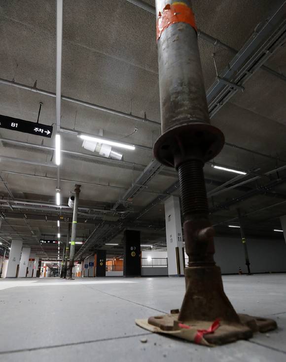 지난 1일 오후 경기 오산시 아파트 지하주차장에 잭서포트(하중분산 지지대)가 설치돼 있다. [사진=뉴시스]