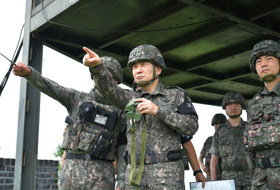 김승겸 합동참모본부 의장이 지난달 31일 5사단 GOP 관망대에서 결전태세 현장 지도를 실시하고 있다. 합동참모본부