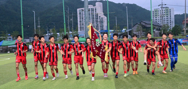 ▲ 6일 평창 진부면민체육공원 축구장에서 열린 금강대기 전국 중학교 축구대회 시상식에서 우승을 차지한 석관중 선수들이 환호하고 있다.  김정호