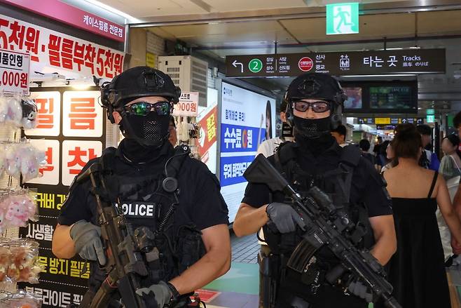 흉기 난동과 칼부림 예고 온라인 게시물이 잇따르자 지난 6일 오후 서울 강남역 지하쇼핑센터에서 경찰특공대원들이 순찰하고 있다.  /연합뉴스