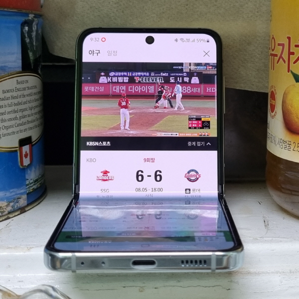 갤럭시 Z플립 5을 90도 각도로 세워 싱크대 위에 거치했다. 설거지를 하면서 야구 경기 등을 관람하기에 좋다. 앱은 스포키. 정옥재 기자