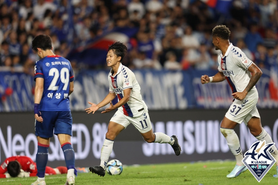 Suwon FC's Lee Seung-woo, center, celebrates scoring a goal during a K League game against the Suwon Samsung Bluewings at Suwon World Cup Stadium in Suwon, Gyeonggi on Saturday. [K LEAGUE]