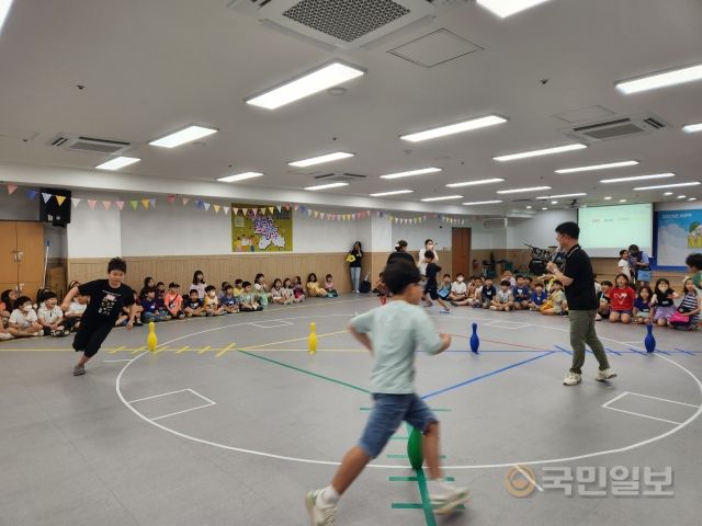 경기도 용인 새에덴교회 교회학교 저학년 아이들이 6일 '2023 전교인 여름수련회' 실내 체육 활동 중 뛰어 놀고 있다.