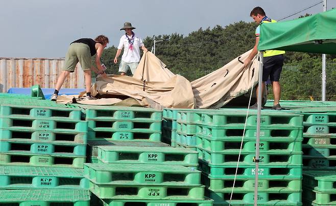 새만금 철수 준비하는 대원들 세계스카우트연맹이 잼버리 대회가 열리는 부안군에서 조기 철수를 결정한 7일, 스카우트 대원들이 부스 주변을 정리하고 있다. 연합뉴스