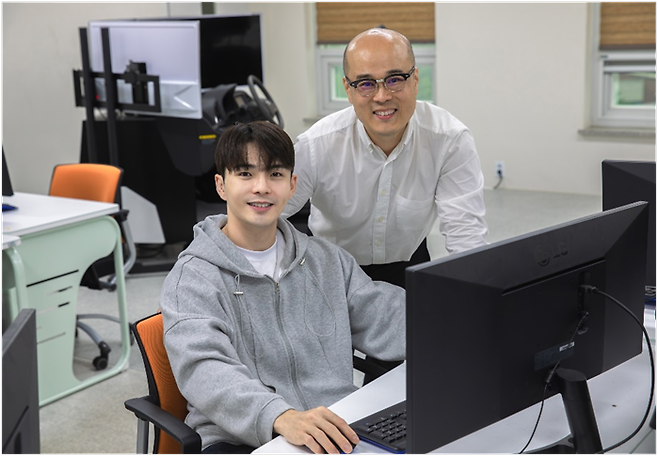 유재원 한국영상대 총장(오른쪽)과 영상디자인과 3학년 이희창씨. <사진 제공=한국영상대>