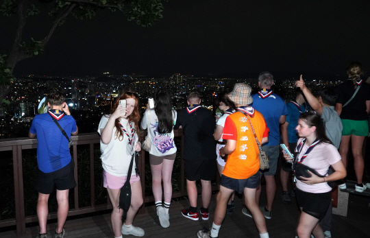 영국 잼버리 대원들이 남산에 올라 서울 야경을 관람 하고 있다.서울시청 제공