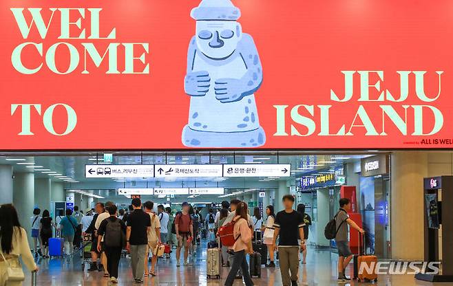 [제주=뉴시스] 우장호 기자 = 본격적인 여름 휴가철에 접어든 21일 오전 제주국제공항 1층 도착장에 관광객들의 발걸음이 이어지고 있다. 2023.07.21. woo1223@newsis.com