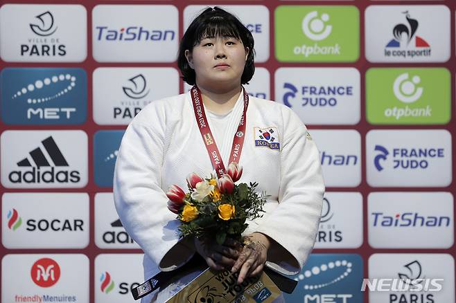 [파리=AP/뉴시스] 김하윤이 5일(현지시간) 프랑스 파리에서 열린 2023 국제유도연맹(IJF) 파리 그랜드슬램 여자 +78㎏ 정상에 올라 금메달을 목에 걸고 기념 촬영하고 있다. 김하윤은 결승전에서 아키바 마야(일본)를 꺾고 우승했다. 2023.02.06.