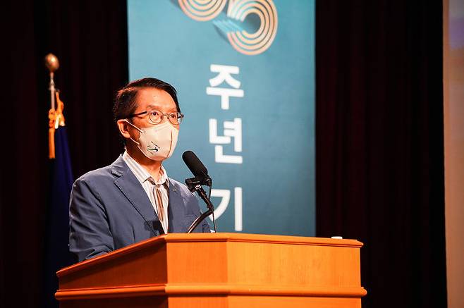 [서울=뉴시스]신창재 교보생명 대표이사 겸 이사회 의장이 7일 광화문 교보생명 본사에서 열린 '창립 65주년 기념식'에서 기념사를 하고 있다(사진=교보생명 제공)2023.08.07 photo@newsis.com *재판매 및 DB 금지