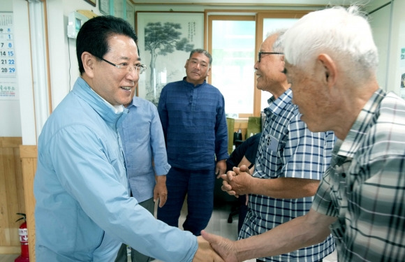 김영록 전남지사가 ‘무더위 어르신 건강지키기’ 대책을 마련하고 관내 경로당을 돌며 어르신 안부와 애로 사항을 청취하고 있다.