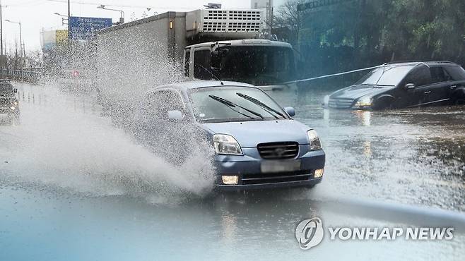 차량 침수 주의보(CG) [연합뉴스TV 제공]