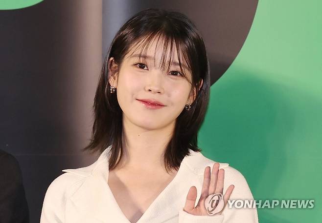 가수 겸 배우 아이유 (서울=연합뉴스) 이재희 기자 = 3월 서울 성동구 메가박스 성수점에서 열린 영화 '드림' 제작발표회에 배우 아이유가 참석하고 있다. 2023.3.30 scape@yna.co.kr