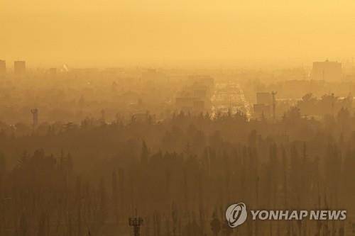 한겨울 스모그로 가득찬 칠레 수도 산티아고(2023.8.4) [AFP 연합뉴스 자료사진. DB 및 재판매 금지]