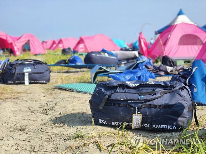 철수하는 미국 대원들의 가방 (부안=연합뉴스) 나보배 기자 = 6일 2023 새만금 세계스카우트잼버리 조기 철수를 선언한 미국 대원과 지도자들이 꾸린 짐이 야영장 바닥에 놓여 있다. 2023.8.6 warm@yna.co.kr