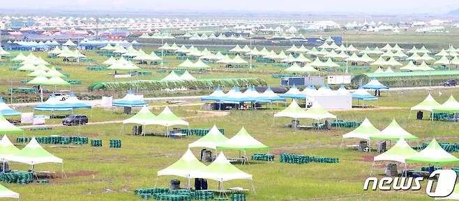 2023 새만금 제25회 세계스카우트잼버리 대회 야영지 모습.  습지인 탓에 플라스틱 팔레트를 바닥에 대고 그 위해 텐트를 쳤다. ⓒ News1 유경석 기자