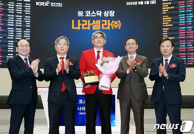 2일 서울 영등포구 한국거래소에서 열린 나라셀라 코스닥시장 상장기념식에서 강왕락 코스닥협회 부회장(왼쪽부터), 홍순욱 한국거래소 코스닥시장본부장, 마승철 나라셀라 대표이사, 금정호 신영증권 부사장, 유도석 한국IR협의회 상무가 기념촬영을 하고 있다. (한국거래소 제공) 2023.6.2/뉴스1