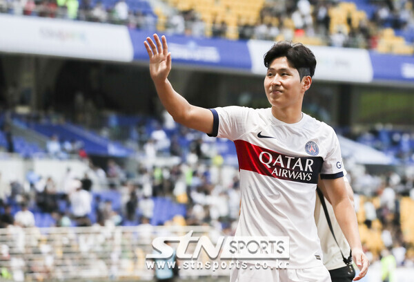 3일 부산 연제구 부산아시아드 주경기장에서 열린 쿠팡플레이 시리즈 3차전 파리 생제르맹(PSG)과 전북현대의 경기 파리생제르맹의 3대 0승리, 이강인이 관중들에게 인사를 하고 있다. 사진┃뉴시스