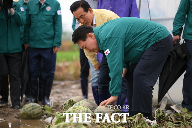 윤석열 대통령은 8일 태풍 '카눈' 대비상황 관련 긴급 점검회의를 열었다. 지난 7월 18일 충남 논산 성동면 수박 비닐하우스 농가를 방문해 집중호우 피해 상황을 점검하고 있는 윤 대통령. /대통령실 제공