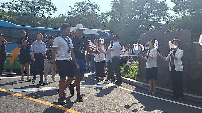 여의도순복음교회가 운영하는 경기 파주 오산리기도원에 8일 오후 프랑스와 스페인 잼버리 참가자들이 도착하고 있다. /여의도순복음교회