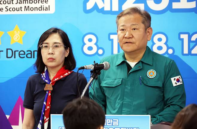 김현숙 여성가족부 장관(왼쪽)과 이상민 행정안전부 장관이 8일 전북 부안군 2023 새만금 잼버리 프레스센터에서 브리핑을 하고 있다. 김 장관은 이번 행사 조기 철수와 관련해 한국의 국제 행사 유치에 영향이 없다는 취지로 발언해 비판 여론이 일고 있다./연합뉴스