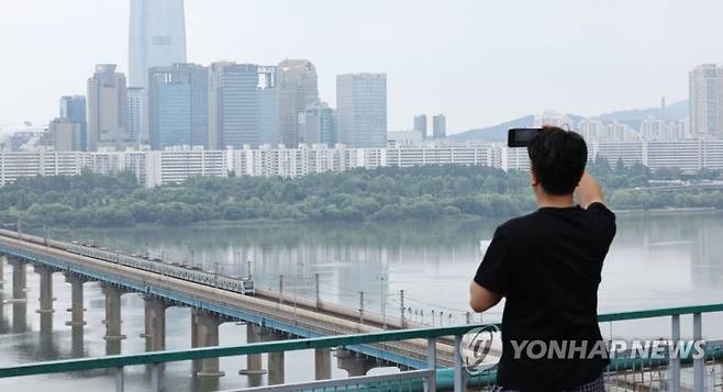 서울 역전세 심화 전망 (서울=연합뉴스) 김인철 기자 = 올 하반기 '역전세' 심화가 예상되면서 서울 일부 지역은 평균 전세가가 최고점 대비 20% 가까이 하락한 것으로 나타난 2일 서울 송파구의 아파트 단지 모습. 송파구의 6월 가구당 평균 전세가는 7억7천52만원으로, 2년 전의 9억3천221만원보다 1억6천169만원이 빠져 17.3%의 하락률을 기록했다. 송파구와 맞닿은 강동구도 2년 전보다 13.23%, 작년 2월보다는 16.47% 내렸다. 2023.7.2 yatoya@yna.co.kr (끝)