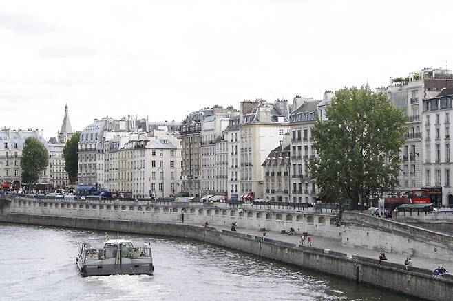 중저층 주상복합이 단지형 아파트의 대안으로 제시되고 있다. 프랑스 파리 센강 가의 저층 주상복합. 김규원 선임기자