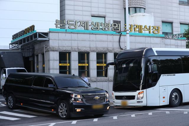 서현역 흉기 난동 사건 희생자의 발인식이 치러진 8일 오전 경기 성남시 분당구 분당제생병원 장례식장에 운구차량이 서 있다. 뉴스1