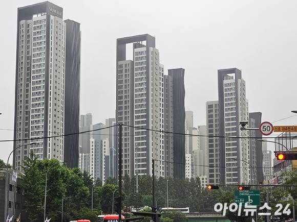 서울 서초구 반포동 일원 아파트 단지 전경. [사진=김서온 기자]