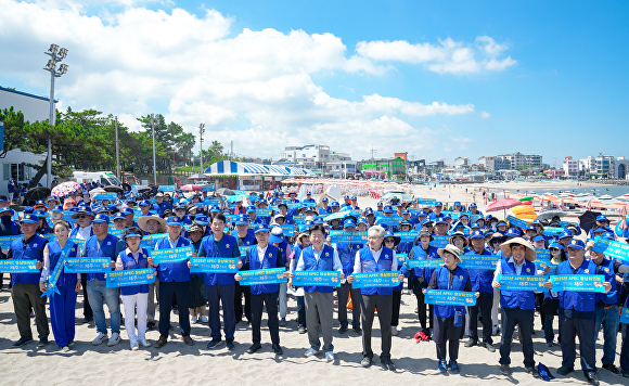 바르게살기운동 제주도협의회가 지난 7일 이호테우해수욕장에서 ‘2025 APEC 제주 유치 결의대회와 플로깅 행사'를 개최하고 있다.  [사진=제주특별자치도 ]